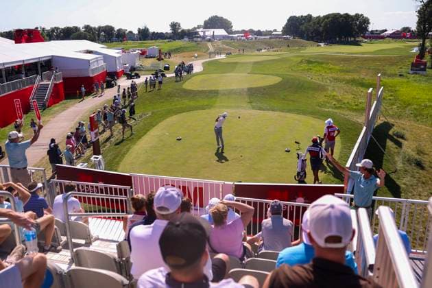 July 26, 2025, Blaine, Minnesota, United States: Fans watch as SAM STEVENS hits a drive at hole eighteen on the third day of competition at the 2025 PGA, Golf Herren 3M Open at TPC Twin Cities. Blaine United States - ZUMAt166 20250726_zsp_t166_060 Copyright: xMichaelxTurnerx