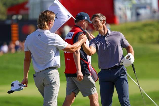 July 26, 2025, Blaine, Minnesota, United States: THORBJORN OLESON and JAKE KNAPP shake hands at the end of their match at hole eighteen on the third day of competition at the 2025 PGA, Golf Herren 3M Open at TPC Twin Cities. Blaine United States - ZUMAt166 20250726_zsp_t166_061 Copyright: xMichaelxTurnerx