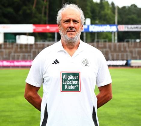 26 07 2025, xmohx, Fußball Regionalliga Suedwest, FC Homburg Fototermin Saison 2025 26 v l Trainer Roland Seitz Homburg DFL DFB REGULATIONS PROHIBIT ANY USE OF PHOTOGRAPHS as IMAGE SEQUENCES and or QUASI VIDEO Homburg