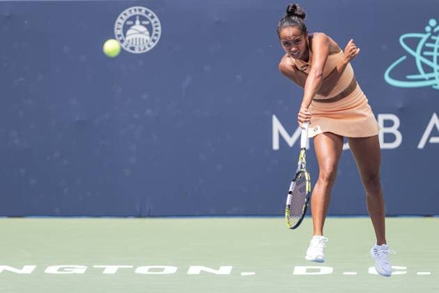 July 26, 2025, Washington, D.C, U.S: LEYLAH FERNANDEZ hits a serve during her semifinal match against Elena Rybakina at the Rock Creek Tennis Center. Washington U.S - ZUMAg196 20250726_zap_g196_012 Copyright: xKylexGustafsonx