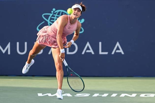 July 26, 2025, Washington, D.C, U.S: EMMA RADUCANU hits a serve during her semifinal match against Anna Kalinskaya at the Rock Creek Tennis Center. Washington U.S - ZUMAg196 20250726_zap_g196_018 Copyright: xKylexGustafsonx