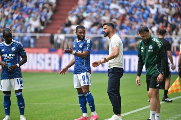 Coach Miron Muslic FC Schalke 04 with Moussa Sylla FC Schalke 04 26 07 2025, Football 2 Bundesliga, Season 2025 2026, Test match, FC Schalke 04 FC Sevilla 2 4 Gelsenkirchen Veltins Arena Nordrhein Westfalen Germany Team2
