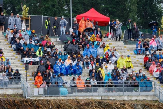 Spectators with rain gear on the grandstand, Belgian Grand Prix, Motorsport, Formula 1, 2025 season, 27 07 2025 Belgian Grand Prix, Motorsport, Formula 1, 2025 season, 27 07 2025 Spa Franchorchamps Copyright: xEibner-Pressefoto AlexanderxNeisx EP_ANS