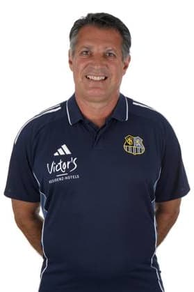 15.07.2025 - 3.Liga - 1.FC Saarbruecken - Fotoshooting - Fototermin - Fussball - Saison 2025 26 - SB - Foto-Termin des Drittligisten 1.FC Saarbrücken am 15.07.2025 , in Saarbrücken . Im Bild Trainer Alois Schwartz (1. FC Saarbruecken). Saarbrücken Ludwigspark Saarland Deutschland
