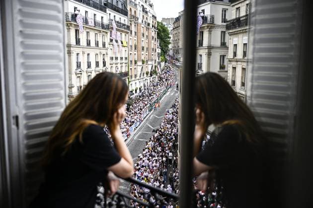 Sport Bilder des Tages A picture of Rue Lepic with a huge crowd waiting for the peloton during stage 21 of the 2025 Tour de France cycling race, from Mantes-la-Ville to Paris (120km), on Sunday 27 July 2025 in France. The 112th edition of the Tour de France starts on Saturday 5 July in Lille, France, and will finish in Paris, France on the 27th of July. JASPERxJACOBS  x130118446x
