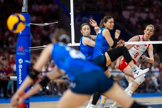 Women s Volleyball Nations League Finals 2025 Mayu Ishikawa, Magdalena Stysiak during the Woman™s Volleyball Nations League 2025 third place match between Poland and Japan , at Atlas Arena in Lodz, Poland, on July 27, 2025. Lodz Poland  Copyright: xAndrzejxIwanczukx originalFilename:iwanczuk-womensvo250727_npUdv.jpg