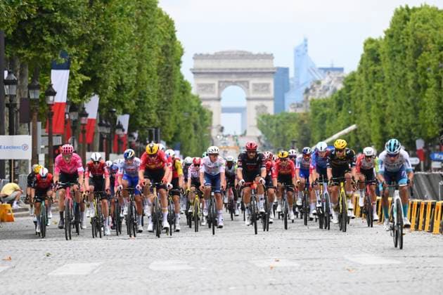 Tour de France 2025 Stage 21 PARIS CHAMPS-ELYSEES, FRANCE - JULY 27 : illustration picture peloton during stage 21 of the 112th edition of Tour de France an UCI World Tour 2.UWT cycling road race stage for Men Elite of 120 km with start in Mantes-la-Ville and finish in Paris Champs-Elysees on July 27, 2025 in Paris Champs-Elysees, France, 27 07 2025 ( Motordriver Kenny Verfaillie - Paris Champs-Elysees France  Copyright: xVincentxKalutx