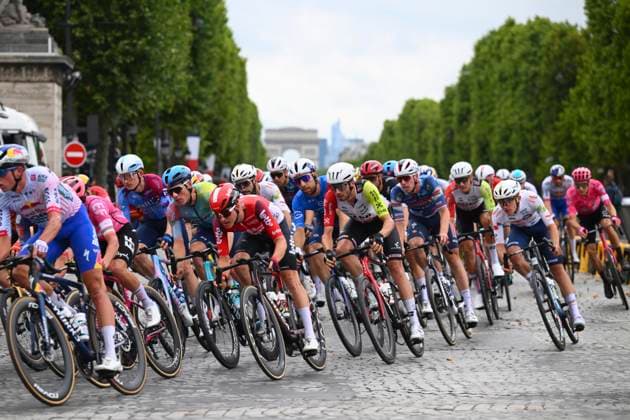 Tour de France 2025 Stage 21 PARIS CHAMPS-ELYSEES, FRANCE - JULY 27 : illustration picture peloton during stage 21 of the 112th edition of Tour de France an UCI World Tour 2.UWT cycling road race stage for Men Elite of 120 km with start in Mantes-la-Ville and finish in Paris Champs-Elysees on July 27, 2025 in Paris Champs-Elysees, France, 27 07 2025 ( Motordriver Kenny Verfaillie - Paris Champs-Elysees France  Copyright: xVincentxKalutx