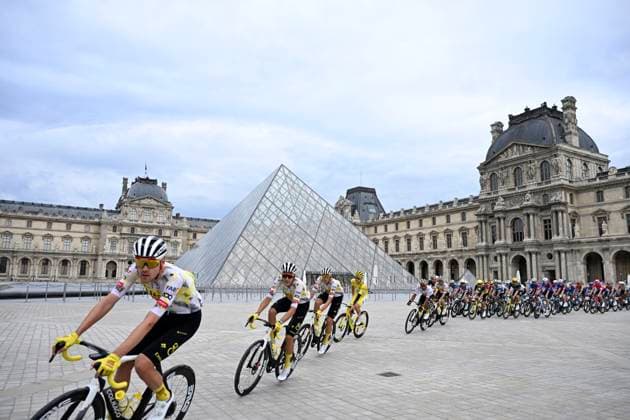 Tour de France 2025 Stage 21 PARIS CHAMPS-ELYSEES, FRANCE - JULY 27 : Politt Nils (GER) of UAE Team Emirates, Pogacar Tadej (SLO) of UAE Team Emirates during stage 21 of the 112th edition of Tour de France an UCI World Tour 2.UWT cycling road race stage for Men Elite of 120 km with start in Mantes-la-Ville and finish in Paris Champs-Elysees on July 27, 2025 in Paris Champs-Elysees, France, 27 07 2025 ( Motordriver Kenny Verfaillie - Paris Champs-Elysees France  Copyright: xJanxDexMeuleneirx
