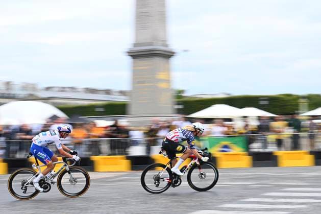 Tour de France 2025 Stage 21 PARIS CHAMPS-ELYSEES, FRANCE - JULY 27 : Simmons Quinn (USA) of Lidl - Trek, Lipowitz Florian (GER) of Red Bull - BORA - Hansgrohe during stage 21 of the 112th edition of Tour de France an UCI World Tour 2.UWT cycling road race stage for Men Elite of 120 km with start in Mantes-la-Ville and finish in Paris Champs-Elysees on July 27, 2025 in Paris Champs-Elysees, France, 27 07 2025 ( Motordriver Kenny Verfaillie - Paris Champs-Elysees France  Copyright: xVincentxKalutx