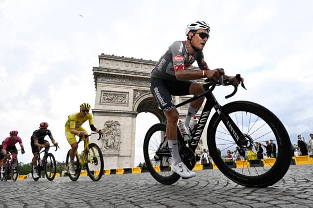 Tour de France 2025 Stage 21 PARIS CHAMPS-ELYSEES, FRANCE - JULY 27 : Rickaert Jonas (BEL) of Alpecin - Deceuninck, Pogacar Tadej (SLO) of UAE Team Emirates at the Arc de Triomphe during stage 21 of the 112th edition of Tour de France an UCI World Tour 2.UWT cycling road race stage for Men Elite of 120 km with start in Mantes-la-Ville and finish in Paris Champs-Elysees on July 27, 2025 in Paris Champs-Elysees, France, 27 07 2025 ( Motordriver Kenny Verfaillie - Paris Champs-Elysees France  Copyright: xJanxDexMeuleneirx