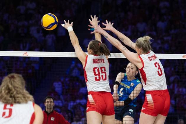 Poland - Japan 27.07.2025 Lodz, Poland, women s Volleyball Nations League 2025, final round finals , final game ( match ) Poland - Japan ; (siatkowka, Liga Narodow kobiet, final , runda finalowa Polska - Japonia ) image shows: Magdalena Jurczyk (95) Mayu Ishikawa (4) Magdalena Stysiak (3) photo Katarzyna Plewczynska Fotostyk Copyright: xKatarzynaxPlewczynskax 20250727FCTKP2054