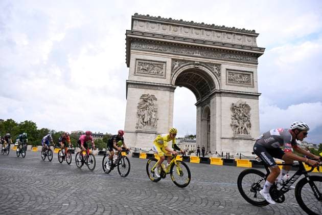 Tour de France 2025 Stage 21 PARIS CHAMPS-ELYSEES, FRANCE - JULY 27 : Pogacar Tadej (SLO) of UAE Team Emirates, Alaphilippe Julian (FRA) of Tudor Pro Cycling Team at the Arc de Triomphe during stage 21 of the 112th edition of Tour de France an UCI World Tour 2.UWT cycling road race stage for Men Elite of 120 km with start in Mantes-la-Ville and finish in Paris Champs-Elysees on July 27, 2025 in Paris Champs-Elysees, France, 27 07 2025 ( Motordriver Kenny Verfaillie - Paris Champs-Elysees France  Copyright: xJanxDexMeuleneirx