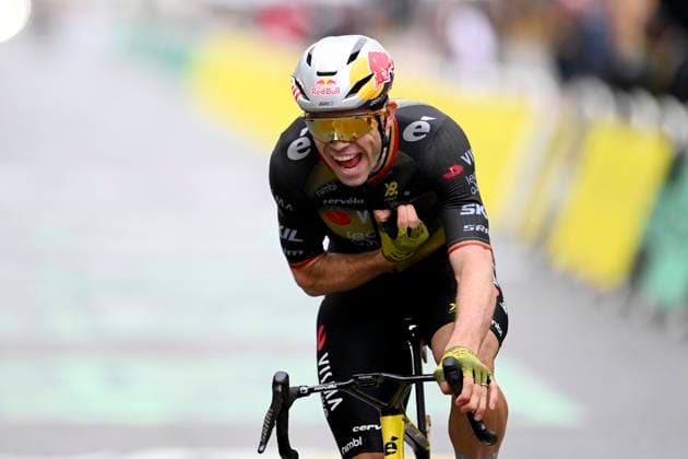 Tour de France 2025 Stage 21 PARIS CHAMPS-ELYSEES, FRANCE - JULY 27 : Van Aert Wout (BEL) of Team Visma Lease a Bike wins during stage 21 of the 112th edition of Tour de France an UCI World Tour 2.UWT cycling road race stage for Men Elite of 120 km with start in Mantes-la-Ville and finish in Paris Champs-Elysees on July 27, 2025 in Paris Champs-Elysees, France, 27 07 2025 ( Motordriver Kenny Verfaillie - Paris Champs-Elysees France  Copyright: xVincentxKalutx