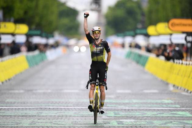 Sport Bilder des Tages Tour de France 2025 Stage 21 PARIS CHAMPS-ELYSEES, FRANCE - JULY 27 : Van Aert Wout (BEL) of Team Visma Lease a Bike wins during stage 21 of the 112th edition of Tour de France an UCI World Tour 2.UWT cycling road race stage for Men Elite of 120 km with start in Mantes-la-Ville and finish in Paris Champs-Elysees on July 27, 2025 in Paris Champs-Elysees, France, 27 07 2025 ( Motordriver Kenny Verfaillie - Paris Champs-Elysees France  Copyright: xVincentxKalutx