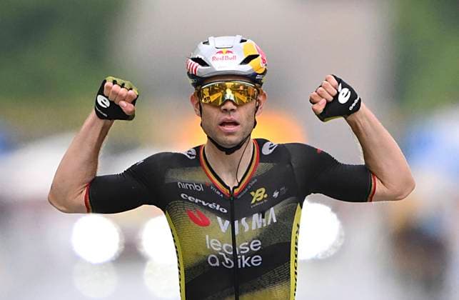 Tour de France 2025 Stage 21 PARIS CHAMPS-ELYSEES, FRANCE - JULY 27 : Van Aert Wout (BEL) of Team Visma Lease a Bike wins during stage 21 of the 112th edition of Tour de France an UCI World Tour 2.UWT cycling road race stage for Men Elite of 120 km with start in Mantes-la-Ville and finish in Paris Champs-Elysees on July 27, 2025 in Paris Champs-Elysees, France, 27 07 2025 ( Motordriver Kenny Verfaillie - Paris Champs-Elysees France  Copyright: xVincentxKalutx