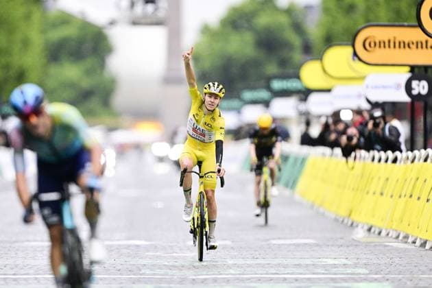 Slovenian Tadej Pogacar of UAE Team Emirates celebrates as he crosses the finish line of stage 21 of the 2025 Tour de France cycling race, from Mantes-la-Ville to Paris (120km), on Sunday 27 July 2025 in France. The 112th edition of the Tour de France starts on Saturday 5 July in Lille, France, and will finish in Paris, France on the 27th of July. DIRKxWAEM  x130129956x