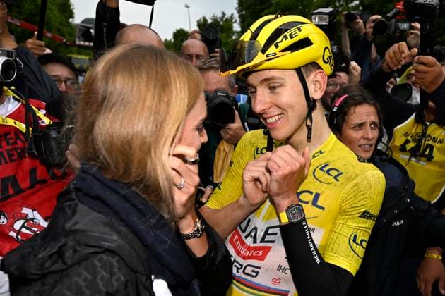 Tour de France 2025 Stage 21 PARIS CHAMPS-ELYSEES, FRANCE - JULY 27 : Pogacar Tadej (SLO) of UAE Team Emirates celebrates the final victory with Zigart Urska (SVN) girlfriend of Tadej Pogacar after stage 21 of the 112th edition of Tour de France an UCI World Tour 2.UWT cycling road race stage for Men Elite of 120 km with start in Mantes-la-Ville and finish in Paris Champs-Elysees on July 27, 2025 in Paris Champs-Elysees, France, 27 07 2025 ( Motordriver Kenny Verfaillie - Paris Champs-Elysees France  Copyright: xJanxDexMeuleneirx