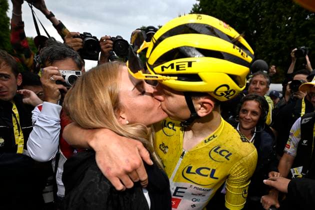 Tour de France 2025 Stage 21 PARIS CHAMPS-ELYSEES, FRANCE - JULY 27 : Pogacar Tadej (SLO) of UAE Team Emirates celebrates the final victory with Zigart Urska (SVN) girlfriend of Tadej Pogacar after stage 21 of the 112th edition of Tour de France an UCI World Tour 2.UWT cycling road race stage for Men Elite of 120 km with start in Mantes-la-Ville and finish in Paris Champs-Elysees on July 27, 2025 in Paris Champs-Elysees, France, 27 07 2025 ( Motordriver Kenny Verfaillie - Paris Champs-Elysees France  Copyright: xJanxDexMeuleneirx