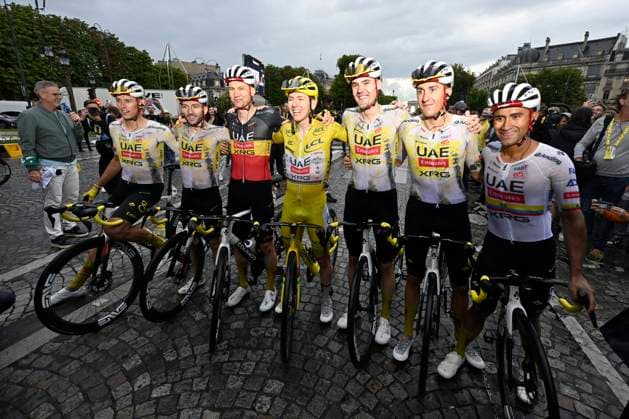 Tour de France 2025 Stage 21 PARIS CHAMPS-ELYSEES, FRANCE - JULY 27 : Pogacar Tadej (SLO) of UAE Team Emirates celebrates the final victory with Narvaez Jhonatan (ECU) of UAE Team Emirates, Politt Nils (GER) of UAE Team Emirates, Sivakov Pavel (FRA) of UAE Team Emirates, Soler Marc (ESP) of UAE Team Emirates, Wellens Tim (BEL) of UAE Team Emirates, Yates Adam (GBR) of UAE Team Emirates after stage 21 of the 112th edition of Tour de France an UCI World Tour 2.UWT cycling road race stage for Men Elite of 120 km with start in Mantes-la-Ville and finish in Paris Champs-Elysees on July 27, 2025 in Paris Champs-Elysees, France, 27 07 2025 ( Motordriver Kenny Verfaillie - Paris Champs-Elysees France  Copyright: xJanxDexMeuleneirx