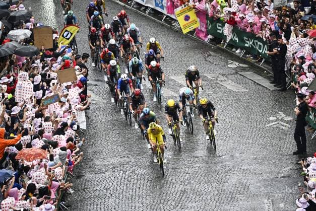 Slovenian Tadej Pogacar of UAE Team Emirates pictured in action on the Montmartre climb during stage 21 of the 2025 Tour de France cycling race, from Mantes-la-Ville to Paris (120km), on Sunday 27 July 2025 in France. The 112th edition of the Tour de France starts on Saturday 5 July in Lille, France, and will finish in Paris, France on the 27th of July. JASPERxJACOBS  x130130883x