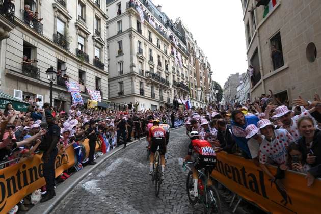 Tour de France 2025 Stage 21 PARIS CHAMPS-ELYSEES, FRANCE - JULY 27 : illustration picture of the riders at the Butte Montmartre during stage 21 of the 112th edition of Tour de France an UCI World Tour 2.UWT cycling road race stage for Men Elite of 120 km with start in Mantes-la-Ville and finish in Paris Champs-Elysees on July 27, 2025 in Paris Champs-Elysees, France, 27 07 2025 ( Motordriver Kenny Verfaillie - Paris Champs-Elysees France  Copyright: xBernardxPaponx