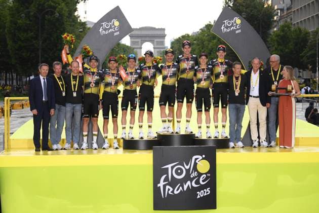 Tour de France 2025 Stage 21 PARIS CHAMPS-ELYSEES, FRANCE - JULY 27 : Vingegaard Jonas (DEN) of Team Visma Lease a Bike, Affini Edoardo (ITA) of Team Visma Lease a Bike, Benoot Tiesj (BEL) of Team Visma Lease a Bike, Campenaerts Victor (BEL) of Team Visma Lease a Bike, Jorgenson Matteo (USA) of Team Visma Lease a Bike, Kuss Sepp (USA) of Team Visma Lease a Bike, Van Aert Wout (BEL) of Team Visma Lease a Bike, Yates Simon (GBR) of Team Visma Lease a Bike pictured during the podium ceremony of stage 21 of the 112th edition of Tour de France an UCI World Tour 2.UWT cycling road race stage for Men Elite of 120 km with start in Mantes-la-Ville and finish in Paris Champs-Elysees on July 27, 2025 in Paris Champs-Elysees, France, 27 07 2025 ( Motordriver Kenny Verfaillie - Paris Champs-Elysees France Copyright: xBernardxPaponx