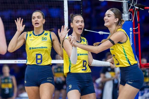 Women s Volleyball Nations League Finals 2025 Julia Gambatto Kudiess, Roberta Silva Ratzke, Marc Bartra during the Woman™s Volleyball Nations League 2025 gold medal match between Italy and Brazil , at Atlas Arena in Lodz, Poland, on July 27, 2025. Lodz Poland  Copyright: xAndrzejxIwanczukx originalFilename:iwanczuk-womensvo250727_npl1T.jpg