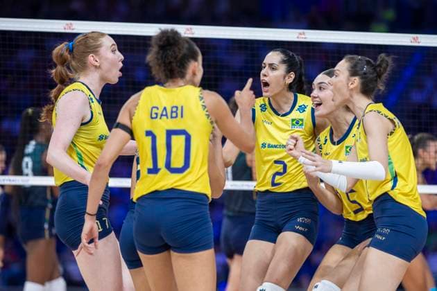 Women s Volleyball Nations League Finals 2025 Julia Isabelle Bergmann, Diana Duarte Alecrim, Marc Bartra during the Woman™s Volleyball Nations League 2025 gold medal match between Italy and Brazil , at Atlas Arena in Lodz, Poland, on July 27, 2025. Lodz Poland  Copyright: xAndrzejxIwanczukx originalFilename:iwanczuk-womensvo250727_npui7.jpg