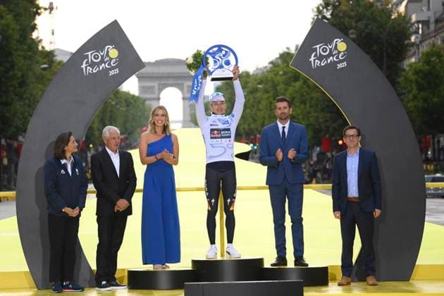 Tour de France 2025 Stage 21 PARIS CHAMPS-ELYSEES, FRANCE - JULY 27 : Lipowitz Florian (GER) of Red Bull - BORA - Hansgrohe pictured with the white jersey during the podium ceremony of stage 21 of the 112th edition of Tour de France an UCI World Tour 2.UWT cycling road race stage for Men Elite of 120 km with start in Mantes-la-Ville and finish in Paris Champs-Elysees on July 27, 2025 in Paris Champs-Elysees, France, 27 07 2025 ( Motordriver Kenny Verfaillie - Paris Champs-Elysees France  Copyright: xBernardxPaponx