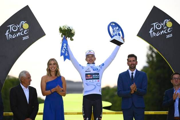 Tour de France 2025 Stage 21 PARIS CHAMPS-ELYSEES, FRANCE - JULY 27 : Lipowitz Florian (GER) of Red Bull - BORA - Hansgrohe pictured with the white jersey during the podium ceremony of stage 21 of the 112th edition of Tour de France an UCI World Tour 2.UWT cycling road race stage for Men Elite of 120 km with start in Mantes-la-Ville and finish in Paris Champs-Elysees on July 27, 2025 in Paris Champs-Elysees, France, 27 07 2025 ( Motordriver Kenny Verfaillie - Paris Champs-Elysees France  Copyright: xVincentxKalutx