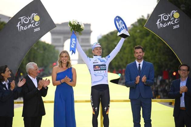 Tour de France 2025 Stage 21 PARIS CHAMPS-ELYSEES, FRANCE - JULY 27 : Lipowitz Florian (GER) of Red Bull - BORA - Hansgrohe pictured with the white jersey during the podium ceremony of stage 21 of the 112th edition of Tour de France an UCI World Tour 2.UWT cycling road race stage for Men Elite of 120 km with start in Mantes-la-Ville and finish in Paris Champs-Elysees on July 27, 2025 in Paris Champs-Elysees, France, 27 07 2025 ( Motordriver Kenny Verfaillie - Paris Champs-Elysees France  Copyright: xBernardxPaponx