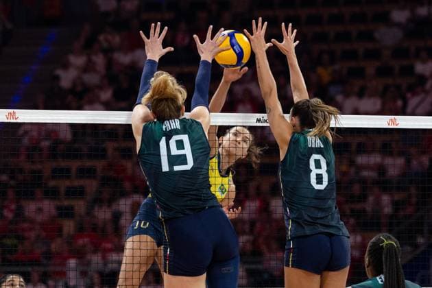 Italy - Brazil 27.07.2025 Lodz, Poland, women s Volleyball Nations League 2025, final round finals , final game ( match ) Italy - Brazil (siatkowka, Liga Narodow kobiet, final , runda finalowa Wlochy - Brazylia) image shows: Gabriela Braga Guimaraes (10) Sarah Luisa Fahr (19) Alessia Orro (8) Copyright: xKatarzynaxPlewczynskax 20250727FCTKP5050