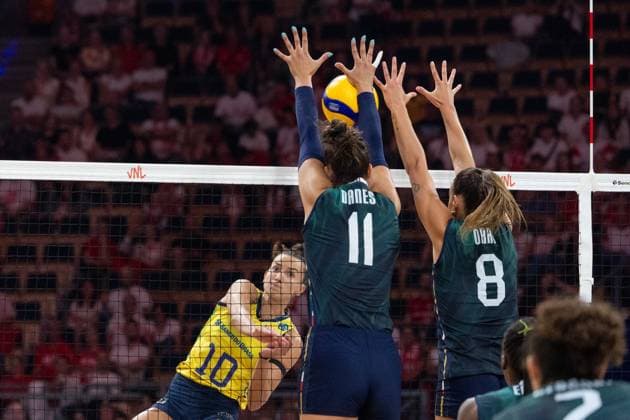 Italy - Brazil 27.07.2025 Lodz, Poland, women s Volleyball Nations League 2025, final round finals , final game ( match ) Italy - Brazil (siatkowka, Liga Narodow kobiet, final , runda finalowa Wlochy - Brazylia) image shows: Gabriela Braga Guimaraes (L) Anna Danesi (11) Alessia Orro (R) Copyright: xKatarzynaxPlewczynskax 20250727FCTKP5116