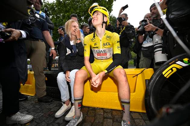 Tour de France 2025 Stage 21 PARIS CHAMPS-ELYSEES, FRANCE - JULY 27 : Pogacar Tadej (SLO) of UAE Team Emirates celebrates the final victory with Zigart Urska (SVN) girlfriend of Tadej Pogacar after stage 21 of the 112th edition of Tour de France an UCI World Tour 2.UWT cycling road race stage for Men Elite of 120 km with start in Mantes-la-Ville and finish in Paris Champs-Elysees on July 27, 2025 in Paris Champs-Elysees, France, 27 07 2025 ( Motordriver Kenny Verfaillie - Paris Champs-Elysees France  Copyright: xJanxDexMeuleneirx