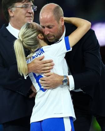 Sport Bilder des Tages William, Prince of Wales congratulates Leah Williamson of England Women England Women v Spain Women, UEFA European Women s Championship, Final, Football, St. Jakob Park, Basel, Switzerland - 27 Jul 2025Basel St. Jakob Park Switzerland EDITORIAL USE ONLY No use with unauthorised audio, video, data, fixture lists, club league logos or live services. Online in-match use limited to 120 images, no video emulation. No use in betting, games or single club league player publications.  Copyright: xMichaelxZemanek Shutterstockx 15414541ev