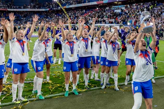 Sport Bilder des Tages Basel, Switzerland, July 27st 2025: The player Lucy Bronze (2 ENG) celebrate after the trophy presentation with the fans of England after the end of the UEFA Womens EURO 2025 Final match between England and Spain at St. Jakob-Park in Basel, Switzerland. Philipp Kresnik (Philipp Kresnik SheKicks SPP) Copyright: xPhilippxKresnikx xSheKicksx xSPPx spp-en-PhKrSh-_KRE7577-Verbessert-RR
