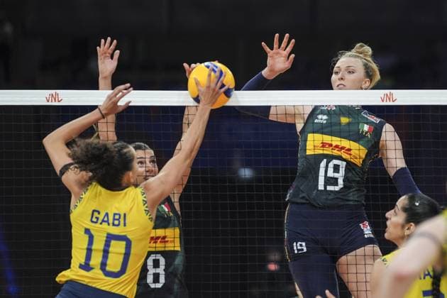 Italy v Brazil - FIVB Women s Volleyball Nations League LODZ, POLAND - JULY 27: Sarah Luisa Fahr (19) of Italy in action against Gabriela Braga Guimaraes (10) of Brazil during the final match of the FIVB Volleyball Nations League (VNL) between Italy and Brazil at Atlas Arena in Lodz, Poland, on July 27, 2025. Beyza Comert Anadolu Lodz Poland. Editorial use only. Please get in touch for any other usage.  Copyright: x2025xAnadoluxBeyzaxComertx