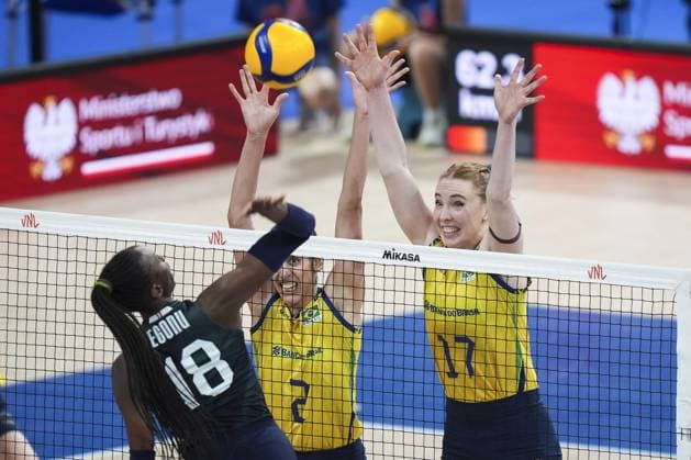 Italy v Brazil - FIVB Women s Volleyball Nations League LODZ, POLAND - JULY 27: Paola Ogechi Egonu (18) of Italy in action against Julia Isabelle Bergmann (17) of Brazil during the final match of the FIVB Volleyball Nations League (VNL) between Italy and Brazil at Atlas Arena in Lodz, Poland, on July 27, 2025. Beyza Comert Anadolu Lodz Poland. Editorial use only. Please get in touch for any other usage.  Copyright: x2025xAnadoluxBeyzaxComertx
