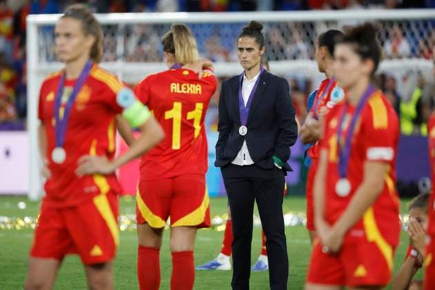 Spain s head coach Montse Tome (C) reacts following their defeat in the UEFA s Euro 2025 Women s final soccer match between Spain and England, at St. Jakob Park in Basel, Switzerland, 27 July 2025. Euro 2025 Women s final - England vs. Spain !ACHTUNG: NUR REDAKTIONELLE NUTZUNG!  Copyright: xAnaxEscobarx GRAF1193 20250727-55017519177_1