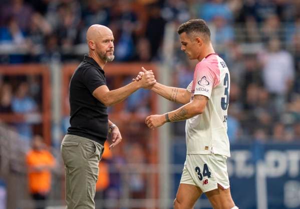 Granit Xhaka Bayer 04 Leverkusen, 34 leaves the pitch after his substitution and claps with Erik ten Hag Bayer 04 Leverkusen, Trainer ab VfL Bochum Bayer Leverkusen, 27 07 2025 Football, Test match, vonovia Ruhrstadion, Bochum DFL regulations prohibit any use of photographs as image sequences and or quasi video Copyright: HMBxMedia xMarcoxBader