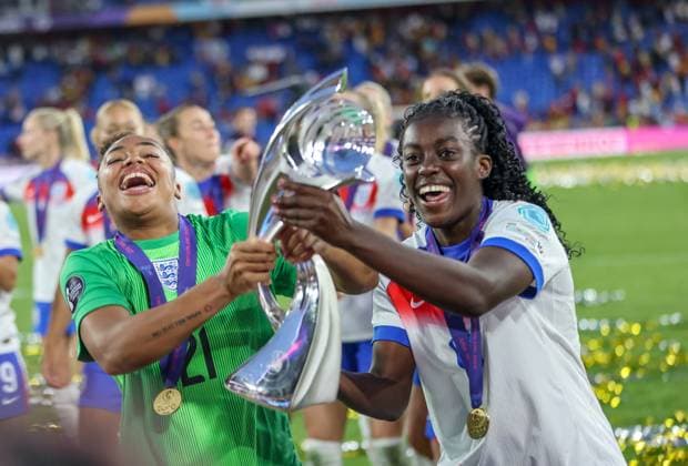 CHE, Basel, England vs Spain, international match, UEFA, St Jakob Park, UEFA European Women s Championship 2025, final in picture England wins the European Championship trophy against Spain on penalties and celebrates, cheers of the players, Khiara Keating England 21 , Michelle Agyemang England 17 DFB DFL REGULATIONS PROHIBIT ANY USE OF PHOTOGRAPHS AS IMAGE SEQUENCES AND OR QUASI VIDEO, 27 07 2025, Copyright: HMBxMedia HendrikxHamelau