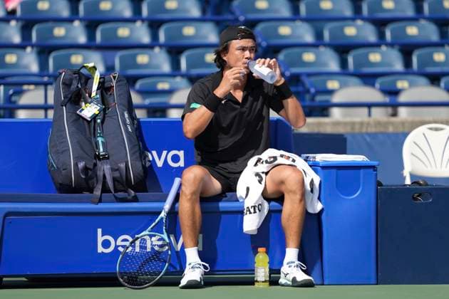 July 27, 2025, Toronto, Ontario, Canada: Taro Daniel of Japan hydrating during the game against Dan Martin of Canada during the Men s Singles first round match from day one suspended due to rain, resumes on day 2 of the ATP, Tennis Herren Masters 1000 National Bank Open at Sobeys Stadium. on July 27, 2025 in Toronto, Canada. Toronto Canada - ZUMAe321 20250727_zsa_e321_009 Copyright: xLeonardoxRamirezx