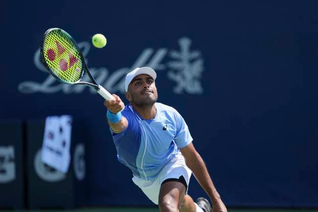July 27, 2025, Toronto, Ontario, Canada: Govind Nanda of the United States lunges to play a forehand against Tristan Schoolkate of Australia during the Men s Singles first round match on day 2 of the ATP, Tennis Herren Masters 1000 National Bank Open at Sobeys Stadium. on July 27, 2025 in Toronto, Canada. Toronto Canada - ZUMAe321 20250727_zsa_e321_091 Copyright: xLeonardoxRamirezx