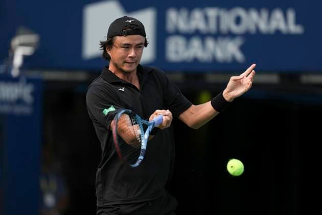 July 27, 2025, Toronto, Ontario, Canada: Taro Daniel of Japan plays a forehand against Dan Martin of Canada during the Men s Singles first round match from day one suspended due to rain, resumes on day 2 of the ATP, Tennis Herren Masters 1000 National Bank Open at Sobeys Stadium. on July 27, 2025 in Toronto, Canada. Toronto Canada - ZUMAe321 20250727_zsa_e321_093 Copyright: xLeonardoxRamirezx