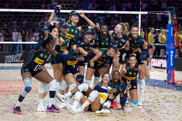 Italy - Brazil 27.07.2025 Lodz, Poland, women s Volleyball Nations League 2025, final round finals , final game ( match ) Italy - Brazil, decoration ceremony (siatkowka, Liga Narodow kobiet, final , runda finalowa Wlochy - Brazylia, ceremonia dekoracji) image shows: team photo group , Myriam Fatime Sylia (17) Alessia Orro (8) Carlotta Cambi , Anna Gray Myriam Fatime Sylia , Paola Ogechi Egonu , Linda Nikiruka Nwakalor Sarah Luisa Fahr photo Katarzyna Plewczynska Fotostyk Copyright: xKatarzynaxPlewczynskax 20250727FCTKP5928