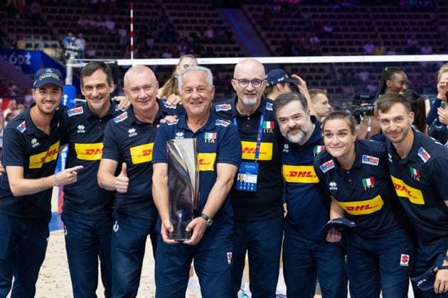Italy - Brazil 27.07.2025 Lodz, Poland, women s Volleyball Nations League 2025, final round finals , final game ( match ) Italy - Brazil, decoration ceremony (siatkowka, Liga Narodow kobiet, final , runda finalowa Wlochy - Brazylia, ceremonia dekoracji) image shows: head coach Julio Velasco (C) with the trophy photo Katarzyna Plewczynska Fotostyk Copyright: xKatarzynaxPlewczynskax 20250727FCTKP5957