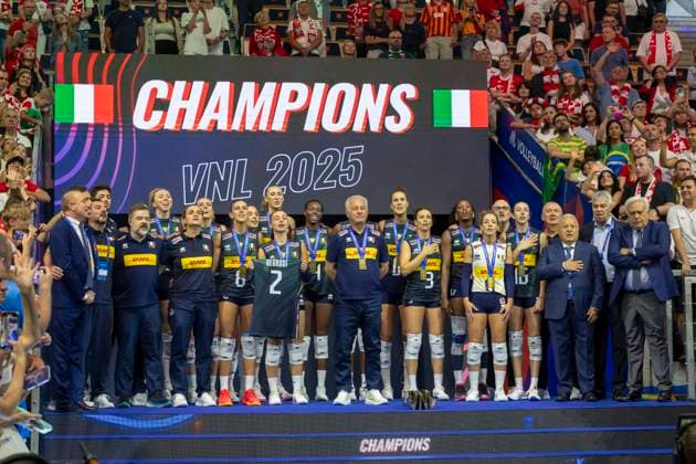 Women s Volleyball Nations League Finals 2025 Italy s team celebrates the gold medal after the 2025 Women s Volleyball Nations League match between Italy and Brazil at the Atlas Arena in Lodz, Poland, 27 July 2025. Lodz Poland  Copyright: xAndrzejxIwanczukx originalFilename:iwanczuk-womensvo250727_npGzY.jpg