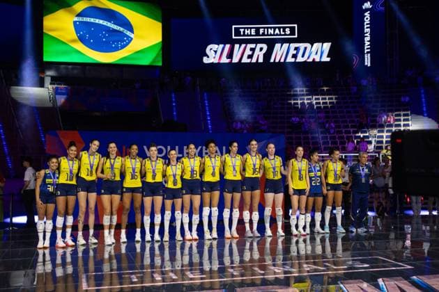 Italy - Brazil 27.07.2025 Lodz, Poland, women s Volleyball Nations League 2025, final round finals , final game ( match ) Italy - Brazil (siatkowka, Liga Narodow kobiet, final , runda finalowa Wlochy - Brazylia) image shows: silver medal for Brazil, ceremony, decoration, group photo , team, photo Katarzyna Plewczynska Fotostyk Copyright: xKatarzynaxPlewczynskax 20250727FCTKP6305