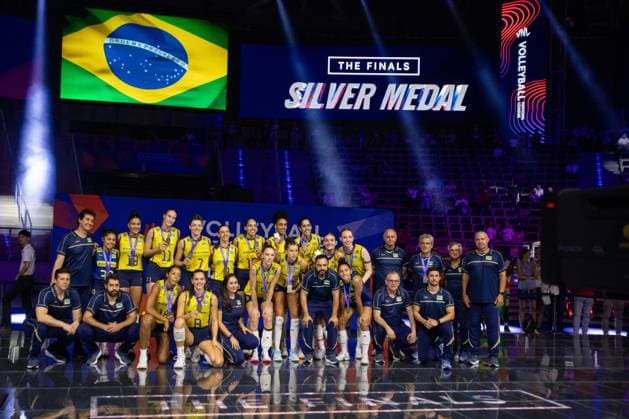 Italy - Brazil 27.07.2025 Lodz, Poland, women s Volleyball Nations League 2025, final round finals , final game ( match ) Italy - Brazil (siatkowka, Liga Narodow kobiet, final , runda finalowa Wlochy - Brazylia) image shows: silver medal for Brazil, ceremony, decoration, group photo , team, photo Katarzyna Plewczynska Fotostyk Copyright: xKatarzynaxPlewczynskax 20250727FCTKP6316